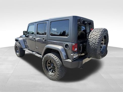 Used 2018 Jeep Wrangler Unlimited Sahara w/ Connectivity Group AWD/4WD image 3