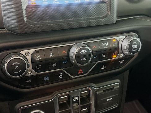 Used 2023 Jeep Wrangler Unlimited w/ Cold Weather Group AWD/4WD image 22