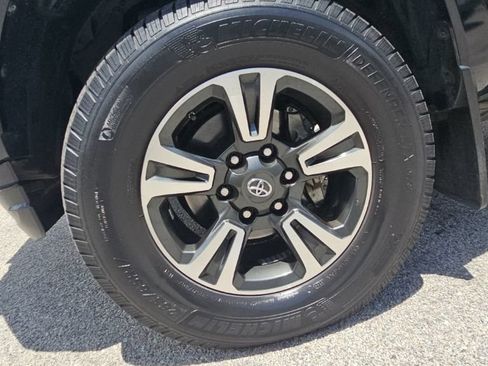 Used 2019 Toyota Tacoma TRD Sport w/ TRD Premium Sport Package AWD/4WD image 9