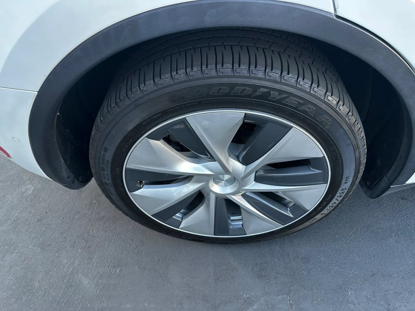 Used 2021 Tesla Model Y Long Range AWD/4WD image 29
