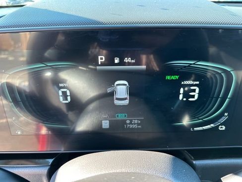 Used 2023 Kia Niro EX Touring image 27