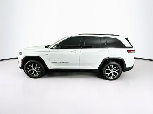 Used 2024 Jeep Grand Cherokee Limited w/ Trailer Tow Package AWD/4WD image 4
