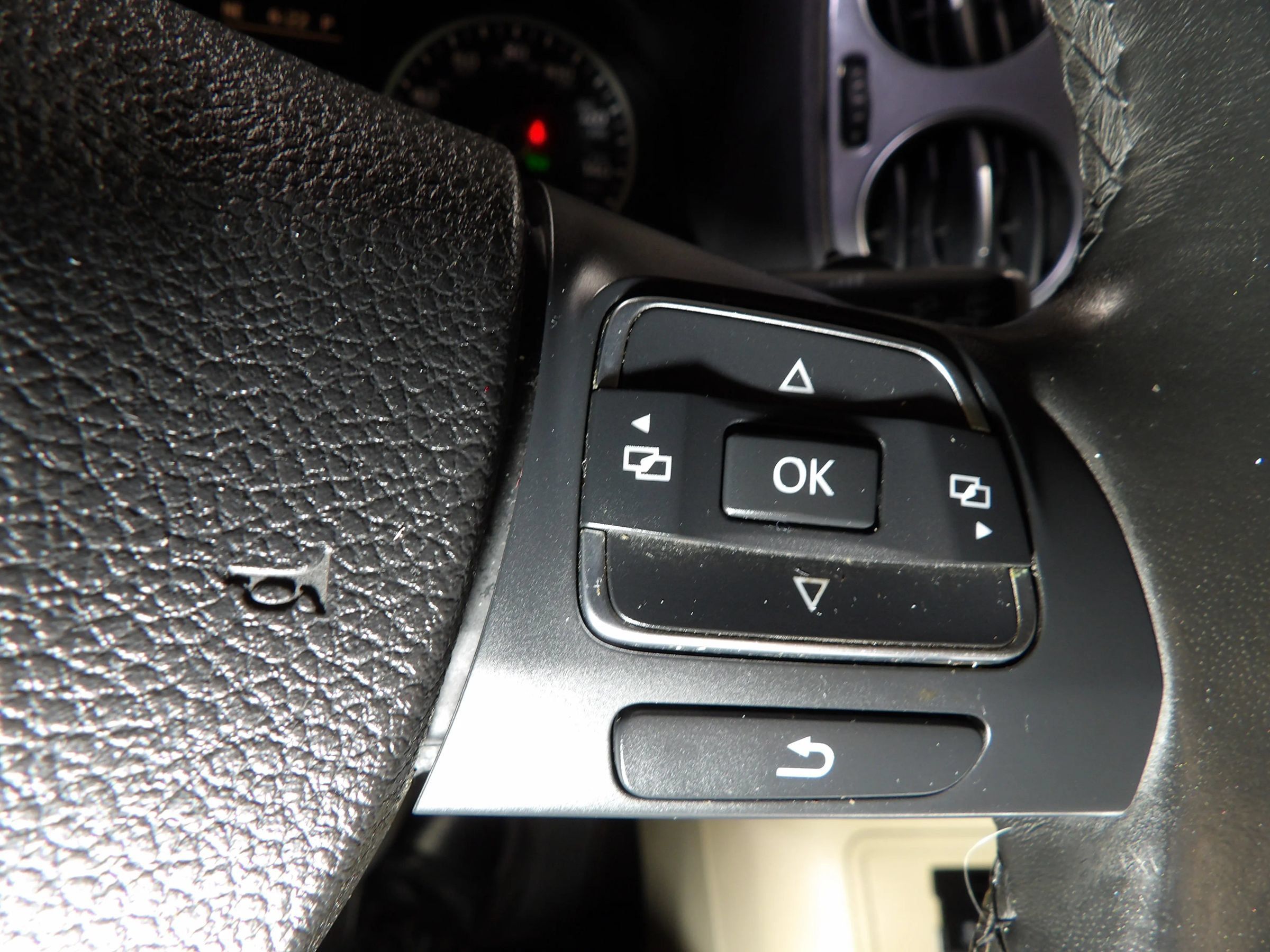 Used 2015 Volkswagen Tiguan SEL AWD/4WD image 17