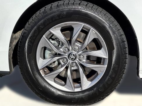 Used 2024 Toyota Sienna LE image 11