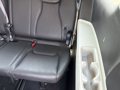 Used 2024 Kia Carnival LX image 11