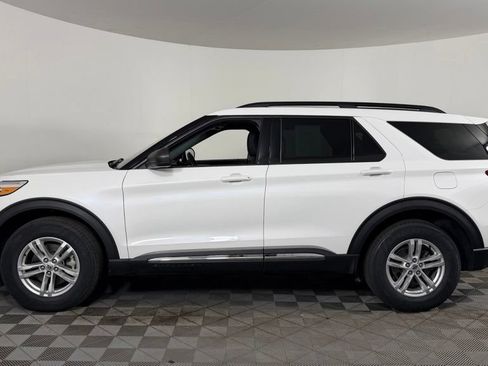 Used 2023 Ford Explorer XLT AWD/4WD image 5