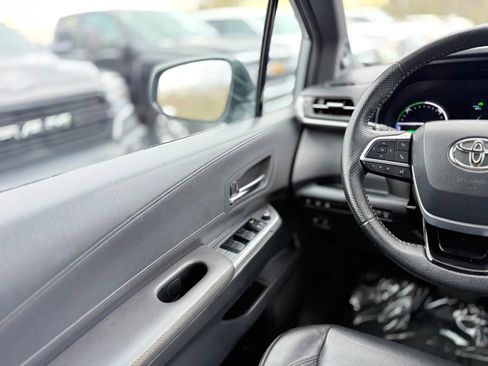 Used 2022 Toyota Sienna XLE Woodland Edition image 21