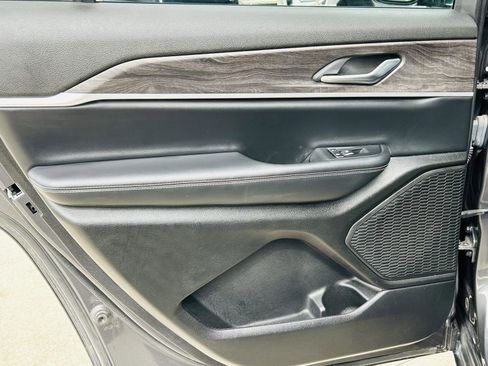 Used 2023 Jeep Grand Cherokee L Limited w/ Black Appearance Package image 29