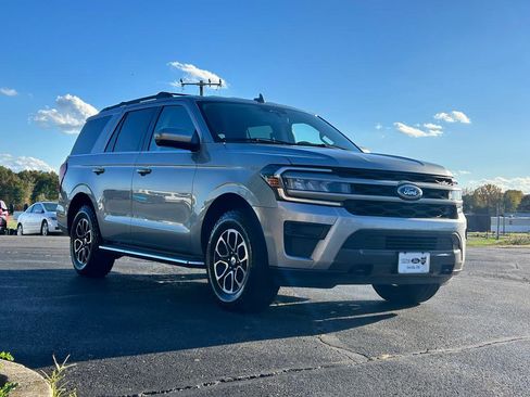 Certified 2023 Ford Expedition XLT image 9