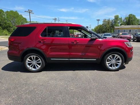 Used 2019 Ford Explorer XLT w/ Equipment Group 202A AWD/4WD image 10