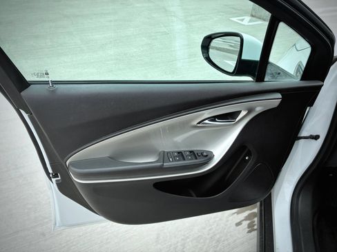 Used 2014 Chevrolet Volt FWD image 16