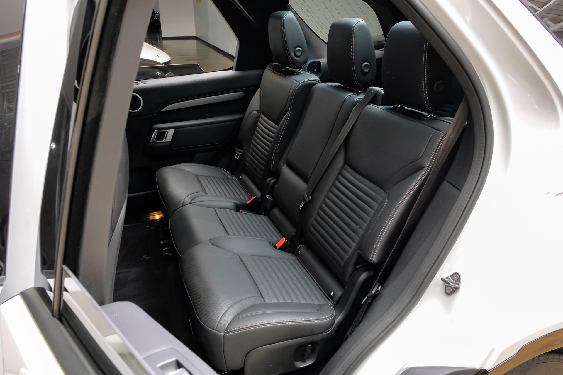 Used 2023 Land Rover Discovery S R-Dynamic AWD/4WD image 42
