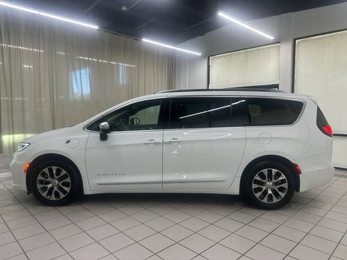 Used 2025 Chrysler Pacifica Pinnacle FWD image 11