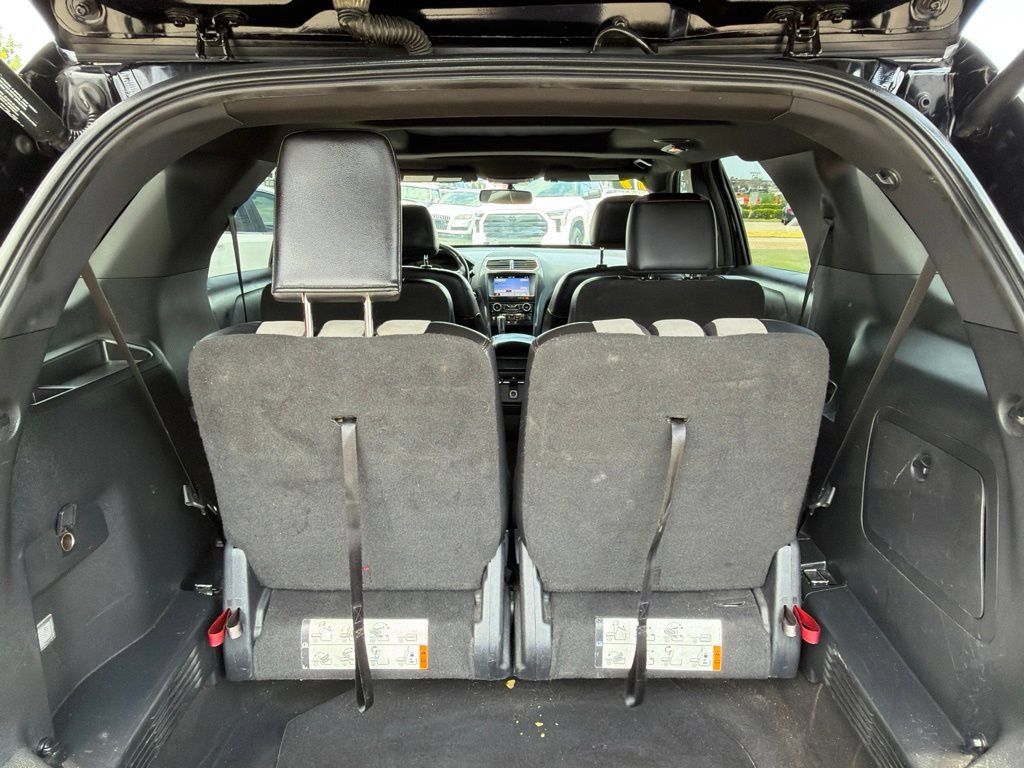 Used 2017 Ford Explorer XLT w/ Equipment Group 202A FWD image 21