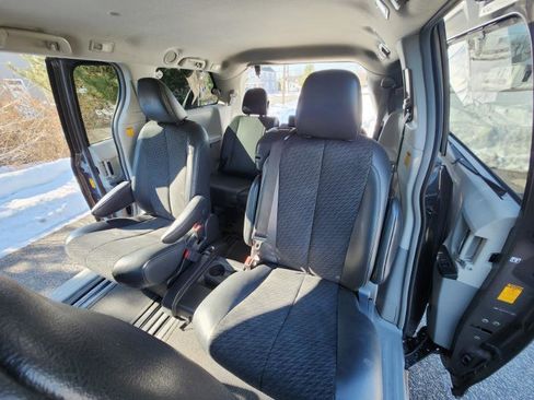Used 2013 Toyota Sienna SE image 11