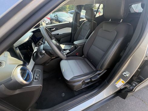 Used 2025 Chevrolet Trax LT FWD image 35