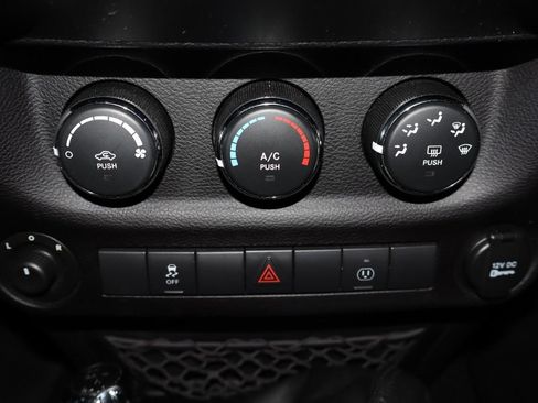 Used 2017 Jeep Wrangler Unlimited Sahara w/ Connectivity Group AWD/4WD image 19