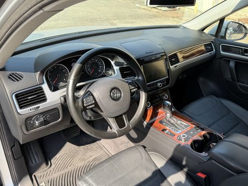 Used 2012 Volkswagen Touareg Sport image 37