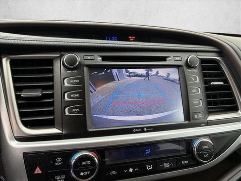 Used 2015 Toyota Highlander XLE AWD/4WD image 18