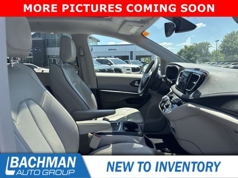 Used 2017 Chrysler Pacifica Limited FWD image 4