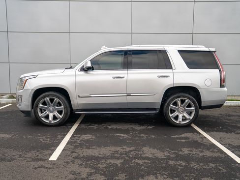 Used 2018 Cadillac Escalade Premium Luxury image 2