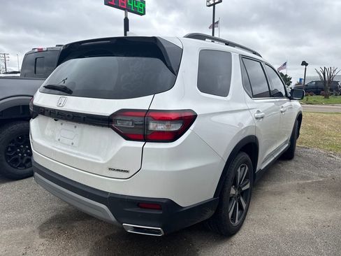 Used 2025 Honda Pilot Touring image 4