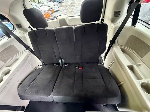 Used 2019 Dodge Grand Caravan SE w/ UConnect Hands-Free Group FWD image 13