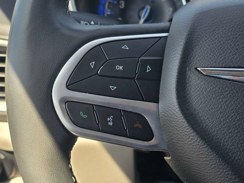 Certified 2024 Chrysler Pacifica Touring-L FWD image 34