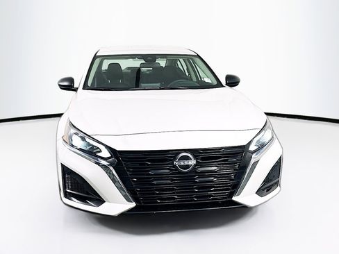 Used 2025 Nissan Altima 2.5 SV FWD image 2