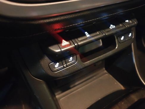 Used 2018 GMC Canyon SLT image 12