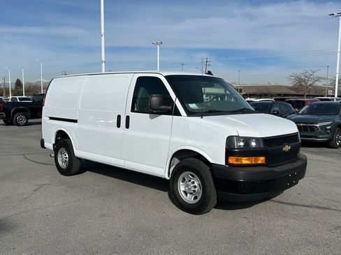 Used 2022 Chevrolet Express 3500 w/ Driver Convenience Package image 5