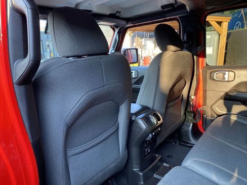 Used 2024 Jeep Wrangler Unlimited Sahara AWD/4WD image 15