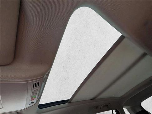 Used 2022 Volkswagen Tiguan SE w/ Panoramic Sunroof Package image 18