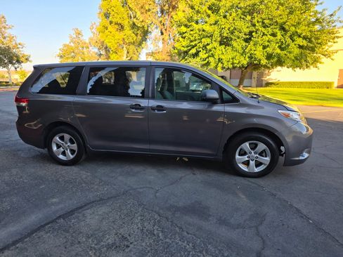 Used 2013 Toyota Sienna L w/ Towing Pkg FWD image 10