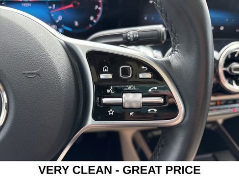 Used 2023 Mercedes-Benz GLB 250 4MATIC w/ Premium Package image 9