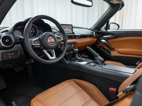 Used 2018 FIAT 124 Spider Lusso w/ Convenience Group image 12