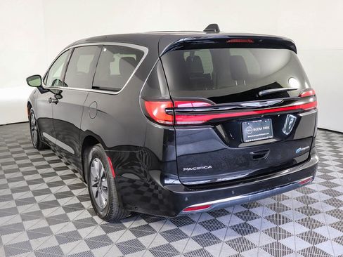Used 2024 Chrysler Pacifica Select image 6
