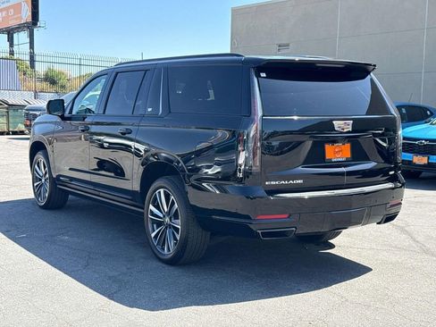 Used 2025 Cadillac Escalade ESV Sport AWD/4WD image 4