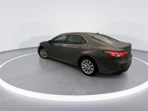 Used 2020 Toyota Camry LE image 2