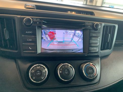 Used 2018 Toyota RAV4 LE image 9