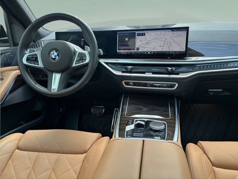 Used 2025 BMW X7 xDrive40i w/ M Sport Package AWD/4WD image 7