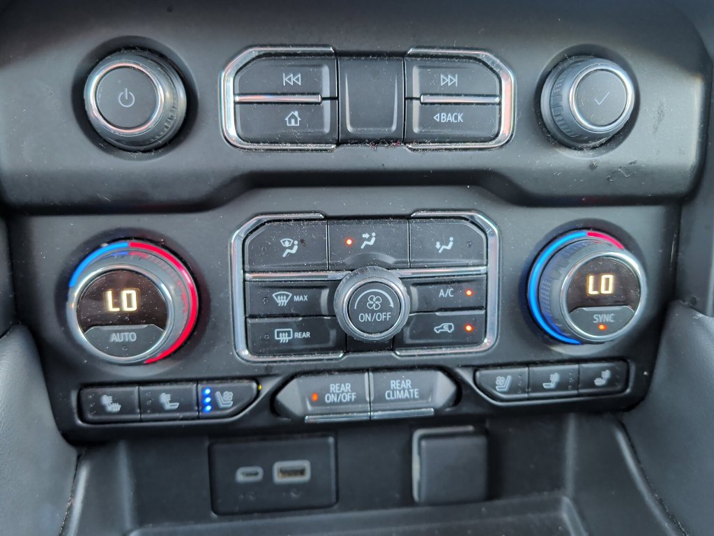 Used 2024 Chevrolet Suburban Premier RWD image 21