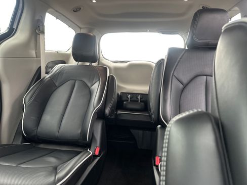 Used 2023 Chrysler Pacifica Limited w/ Uconnect Theater Family Group FWD image 13