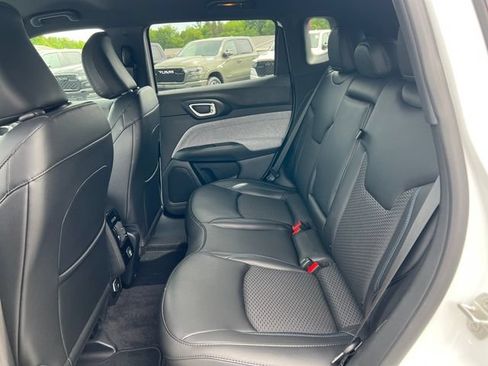 Used 2023 Jeep Compass Latitude AWD/4WD image 5