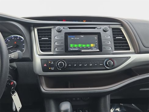 Used 2017 Toyota Highlander LE image 24