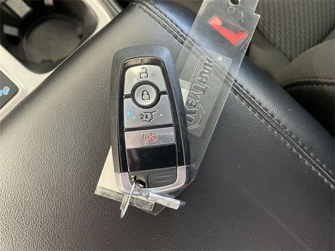 Used 2022 Ford Explorer XLT image 32