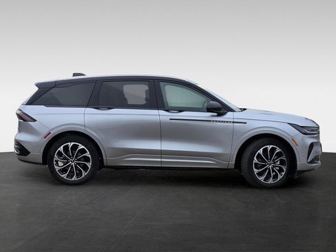 Used 2024 Lincoln Nautilus Reserve AWD/4WD image 3