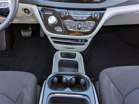 Used 2020 Chrysler Pacifica Touring image 20