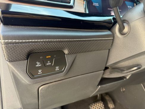 Used 2024 Volkswagen Atlas SE FWD image 16