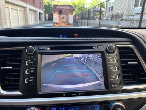 Used 2019 Toyota Highlander XLE AWD/4WD image 17